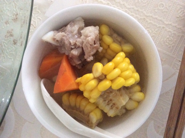 胡萝卜玉米排骨汤