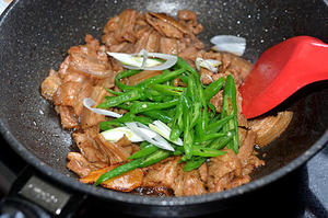 香辣入味好吃不停口的下饭菜--农家小炒肉的做法 步骤7
