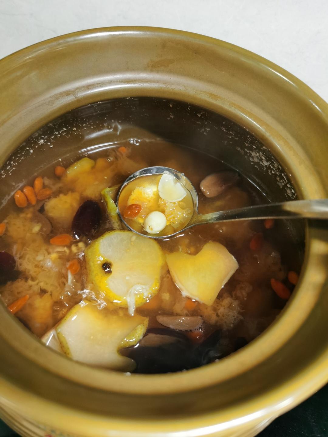 莲子百合银耳汤（润燥止咳美容）