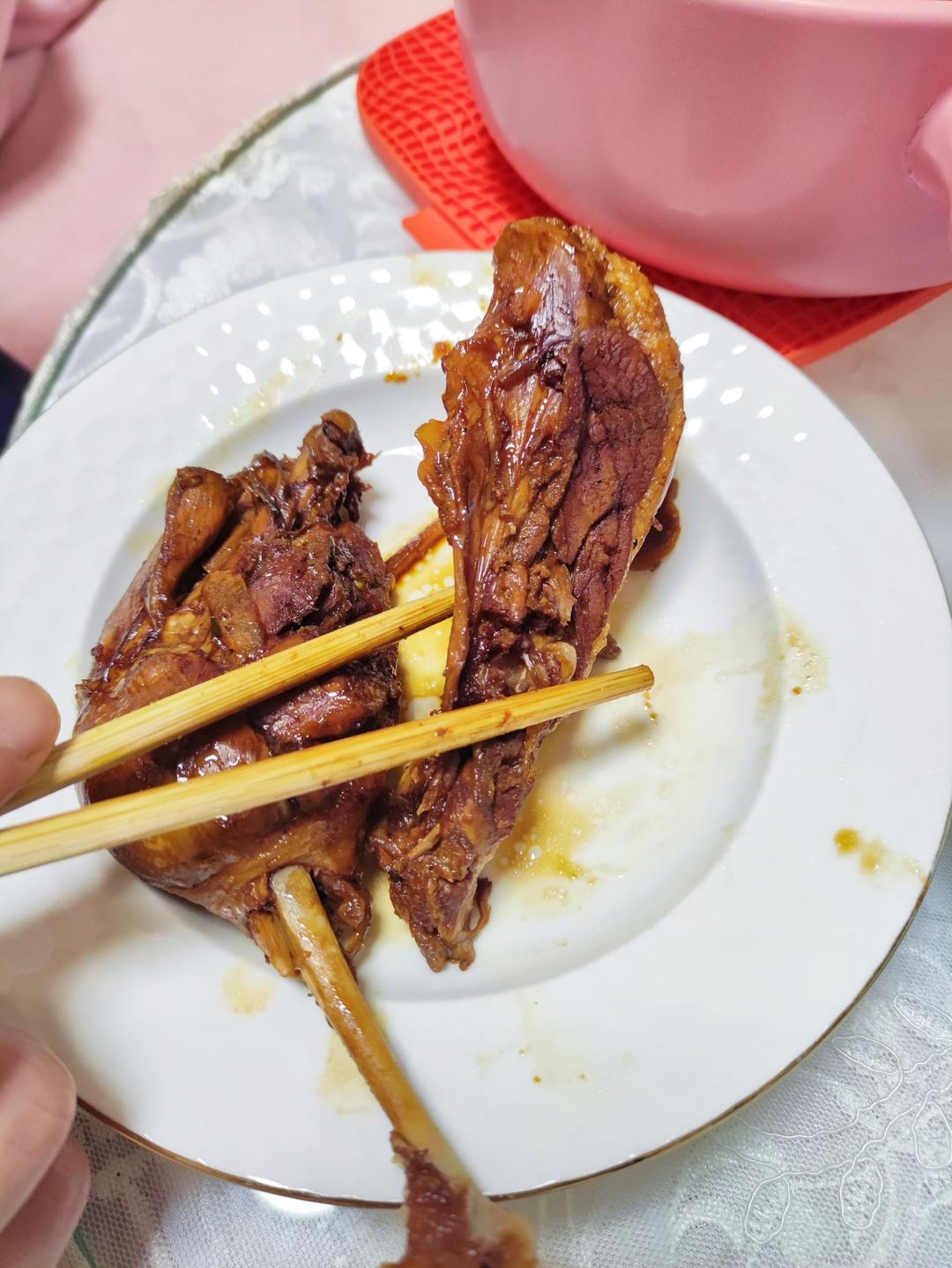 捷赛锅版 红烧鸭大腿（2人份）配上笋条、土豆、南瓜、胡萝卜，简直太好吃啦！吃不完可以当下一顿面条的浇头！