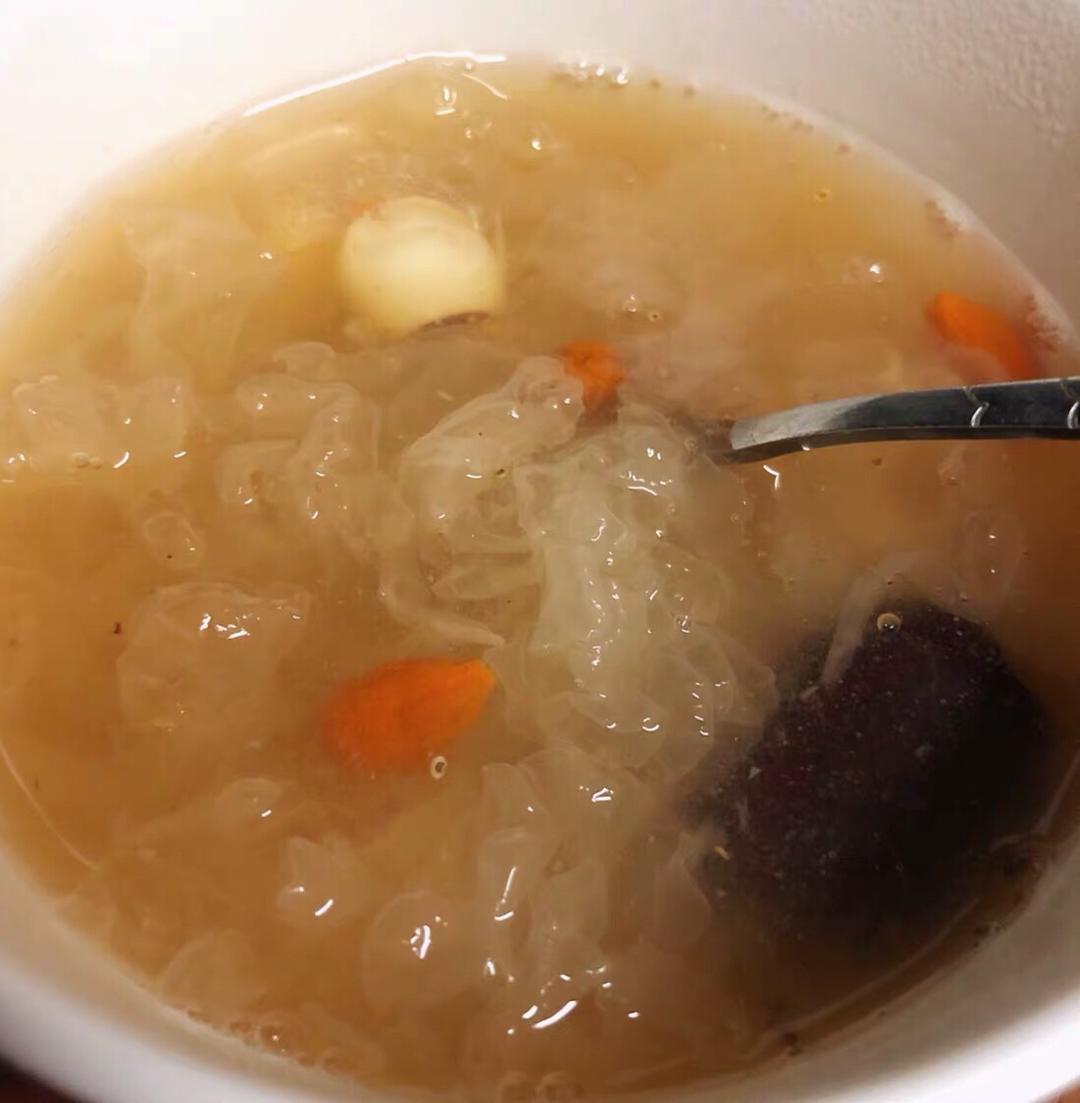 银耳冰糖炖雪梨|亲民版燕窝