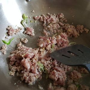 肉末炒芹菜的做法 步骤3