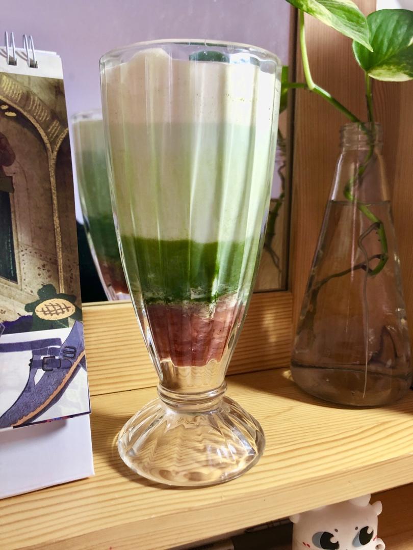 三层渐变草莓抹茶拿铁