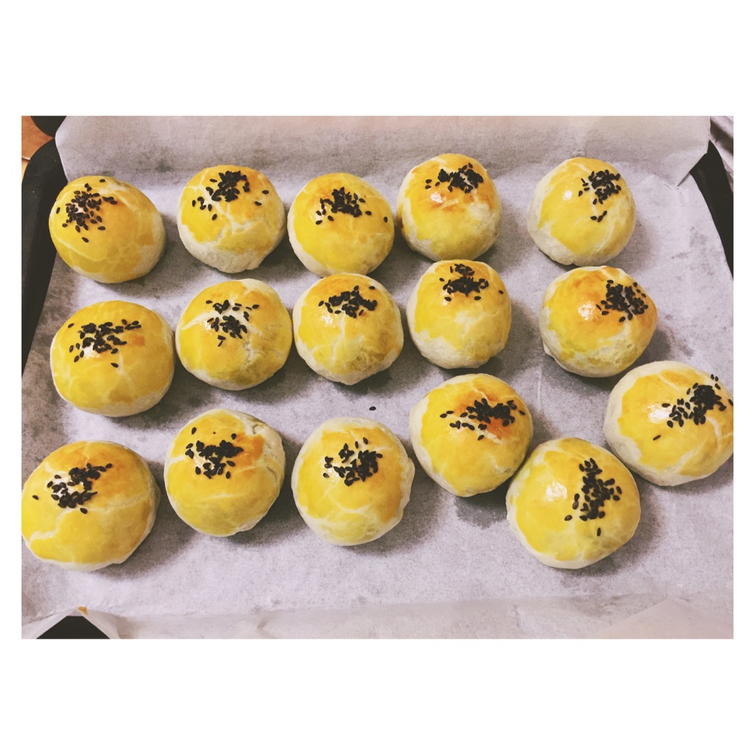 蛋黄酥 Danhuangsu