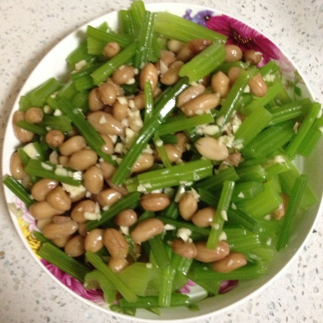 凉拌西芹花生米