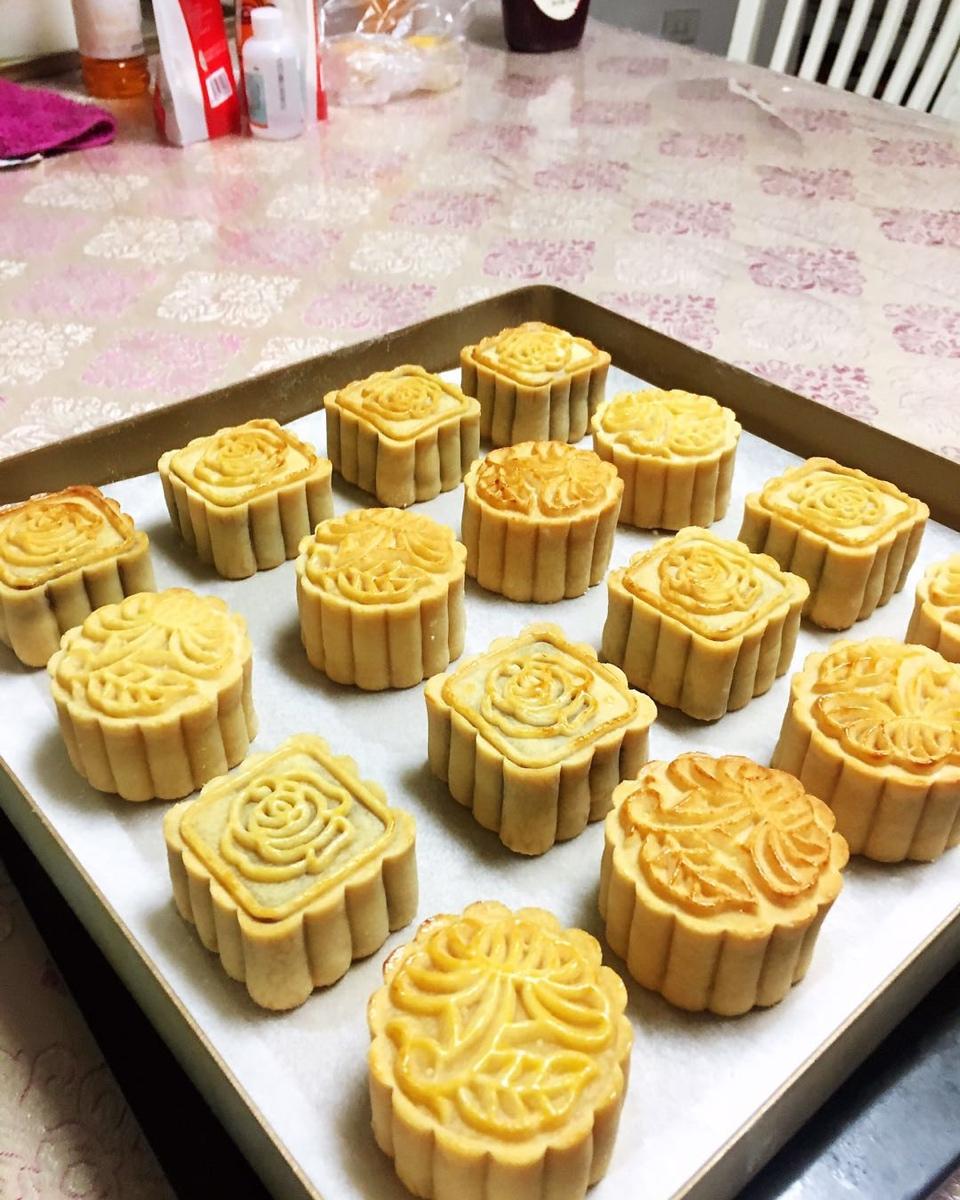 广式月饼—蛋黄莲蓉月饼