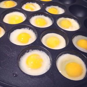 家庭版烤鹌鹑蛋（章鱼烧烤板）的做法 步骤2