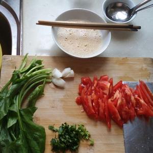 豆角焖面+西红柿菠菜鸡蛋汤的做法 步骤3
