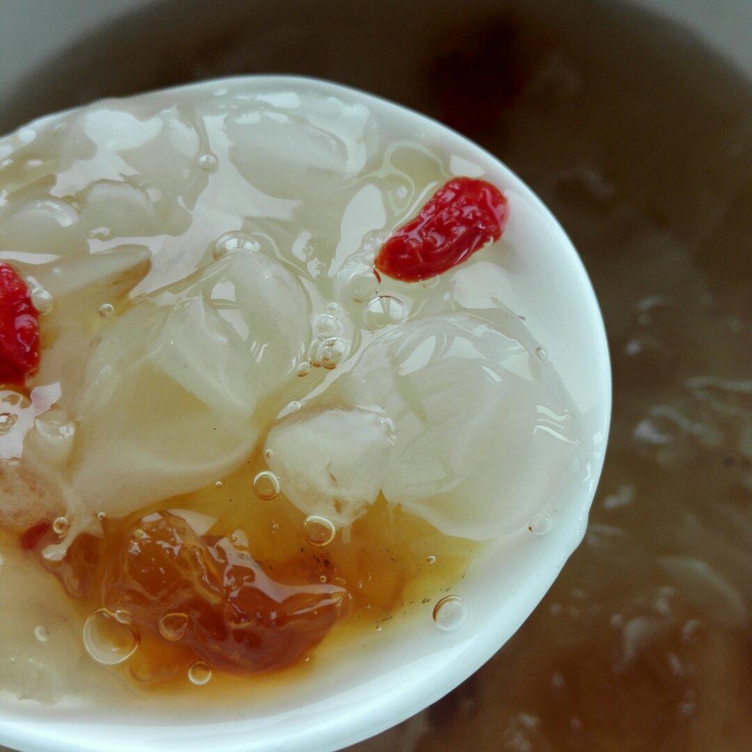 桃胶皂角米炖银耳