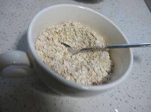 牛奶葡萄干燕麦粥的做法 步骤3