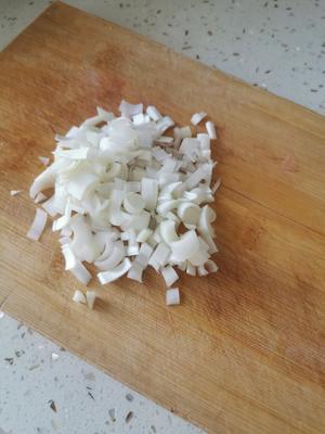 冻豆腐炖酸菜土豆的做法 步骤2