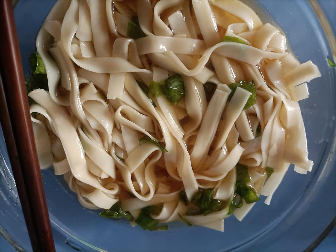 好简单的葱花面条，又鲜又香，早餐来一碗太舒服