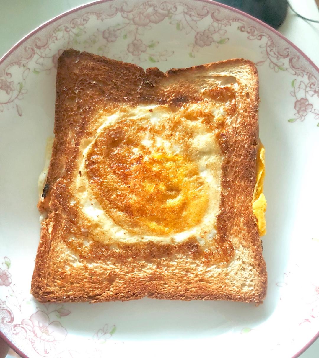 鸡蛋火腿藏在吐司里