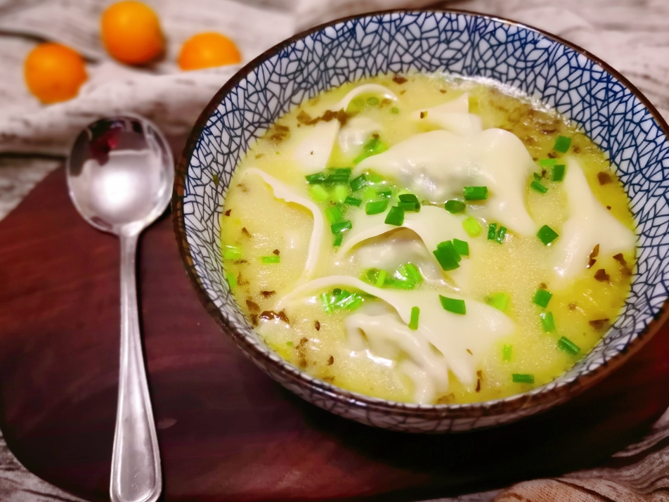 鱼汤‘约会’菜肉鲜贝大馄饨的做法