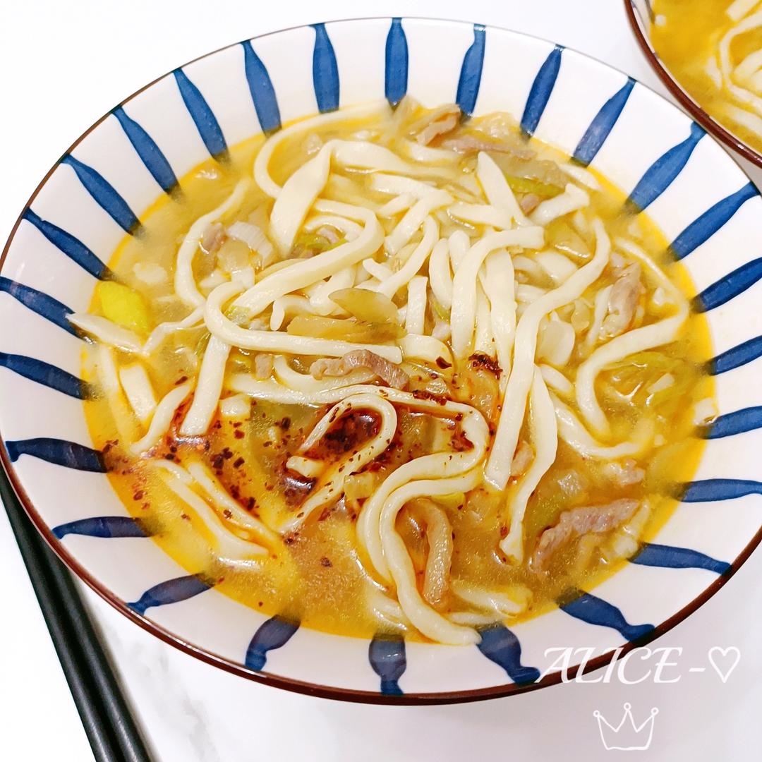 一碗“朴素”却“治愈”的榨菜肉丝面