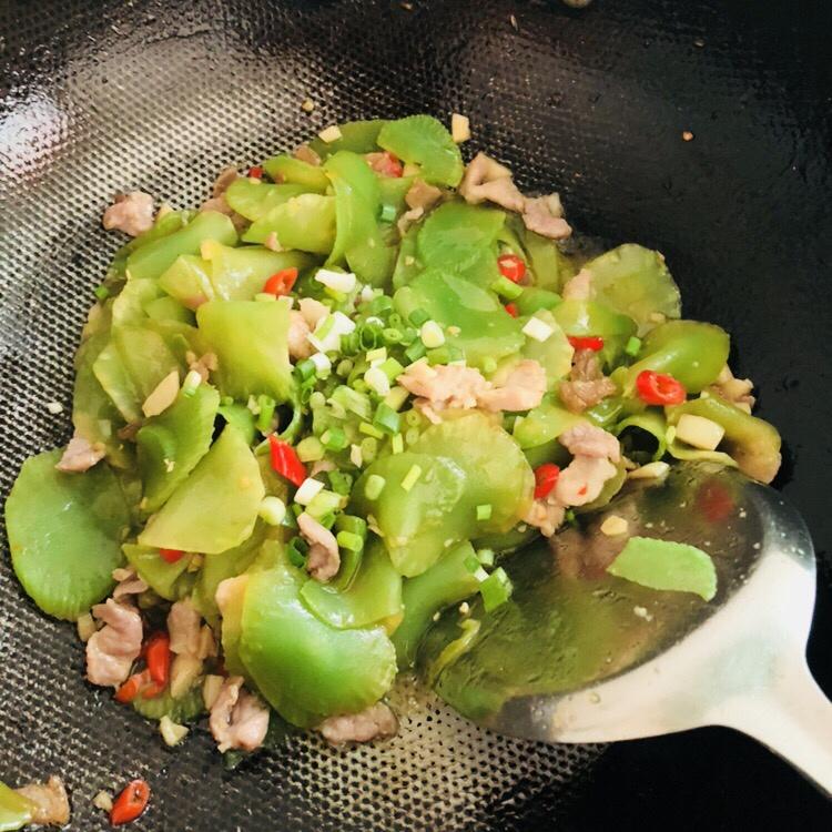 巨简单！巨快手！小炒莴笋！真香！