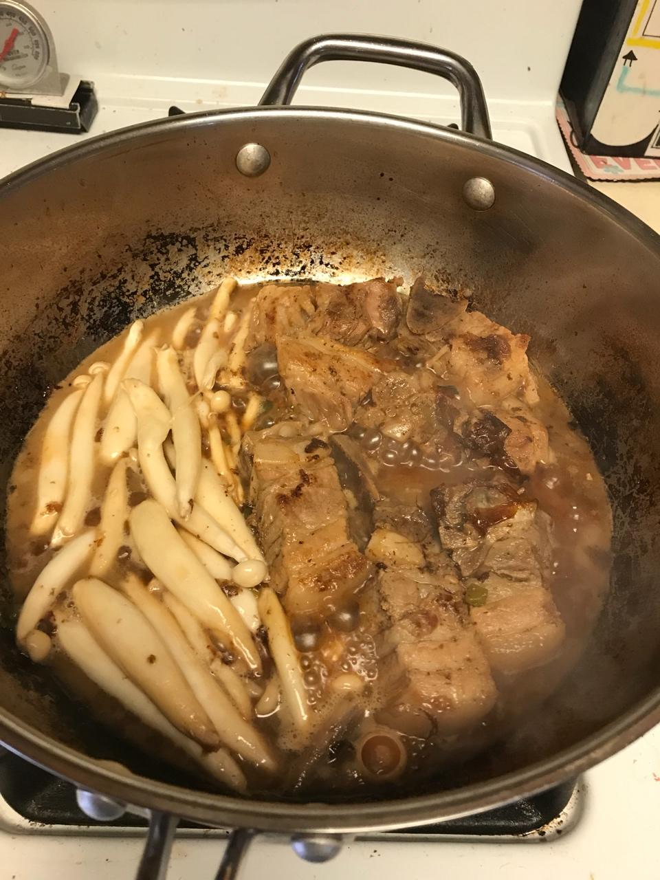 吃着碗里望着锅里的红烧肉