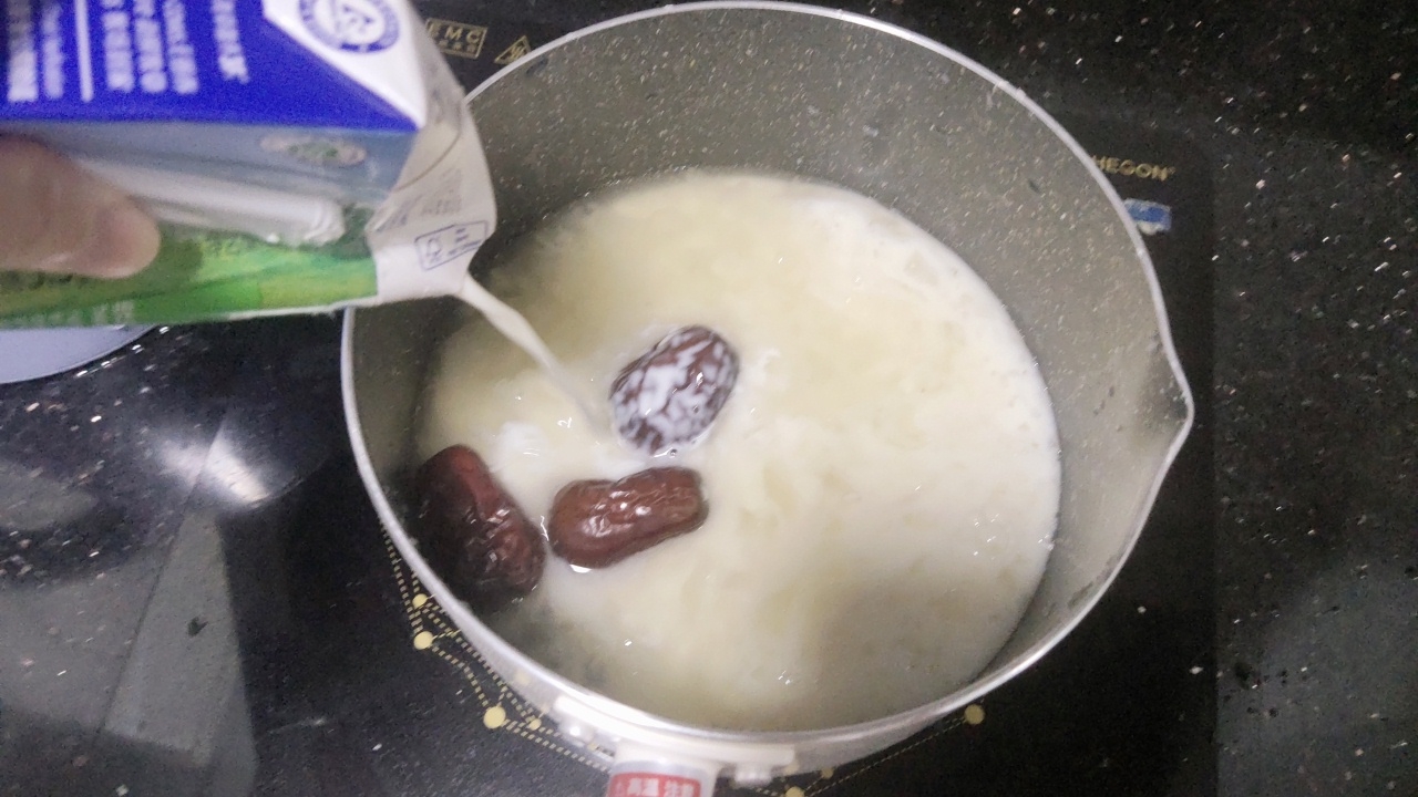 牛奶红枣银耳羹的做法 步骤3