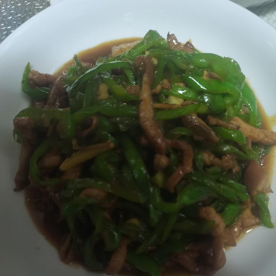 青椒肉丝，这样炒太好吃了。