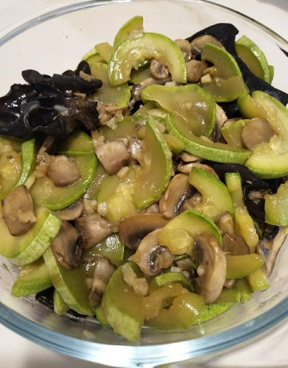 蒜蓉木耳西葫芦