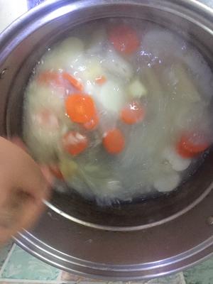 山药红萝卜面汤的做法 步骤7