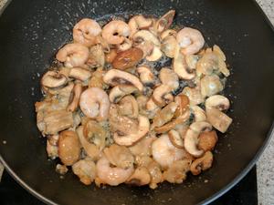 鲜虾意大利炖饭 Shrimp Risotto with Cremini Mushroom的做法 步骤2