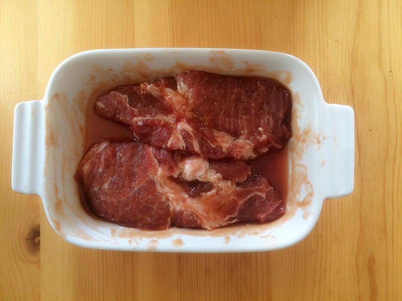超简单平底锅叉烧肉，多汁味浓不能再快手的做法 步骤1