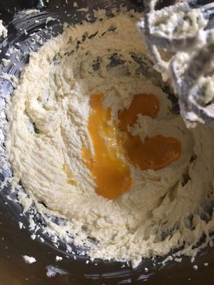 零添加磅蛋糕（不加泡打粉也能炸出“东非大裂谷”的秘诀）的做法 步骤4