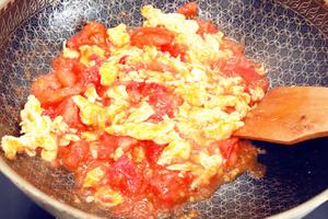 西红柿炒鸡蛋时，多加这一步，鸡蛋香嫩又入味的做法 步骤10