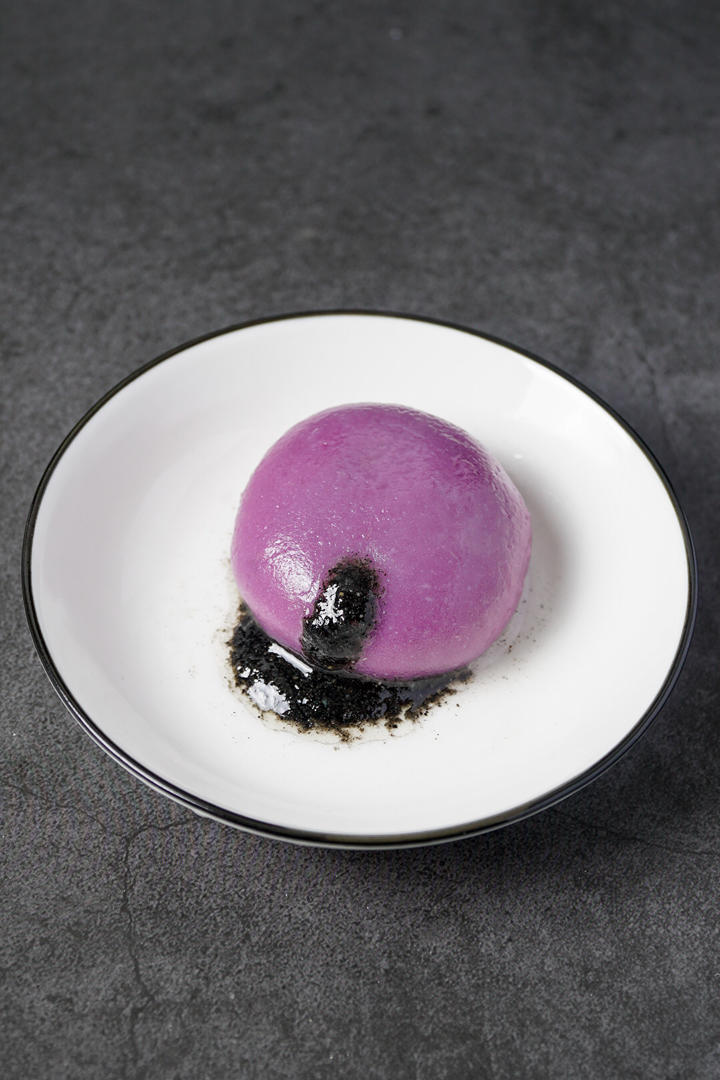 紫薯黑芝麻汤圆煮熟后,用筷子夹一个口,黑芝麻馅料一下就会流出来,真