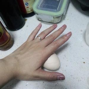 如何剥好一个鸡蛋的做法 步骤3