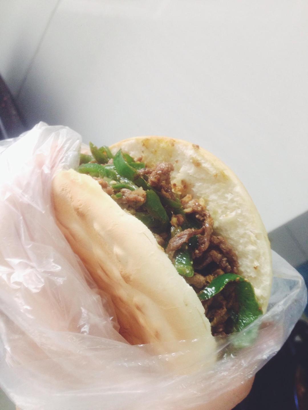 青椒孜然炒肉夹馍的做法