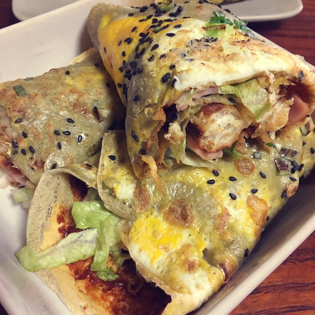 拿相机的孩子做的自制煎饼果子