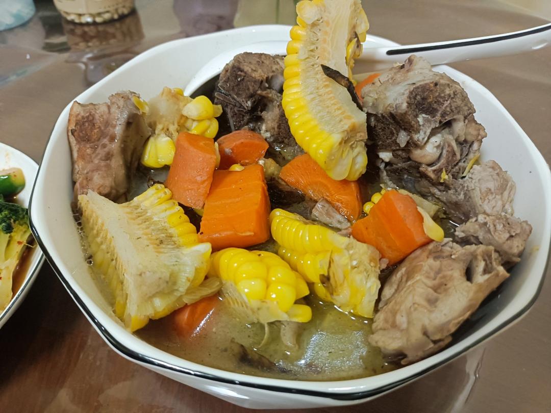 连吃三碗的玉米山药排骨汤