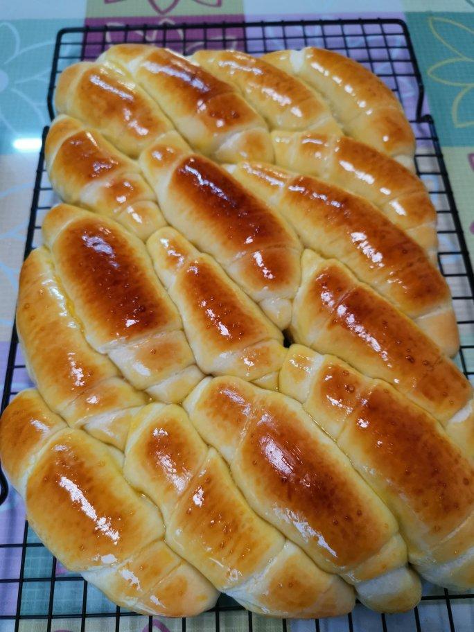 又香又软又拉丝，咬一口奶香十足！超治愈的淡奶油波兰种小餐包