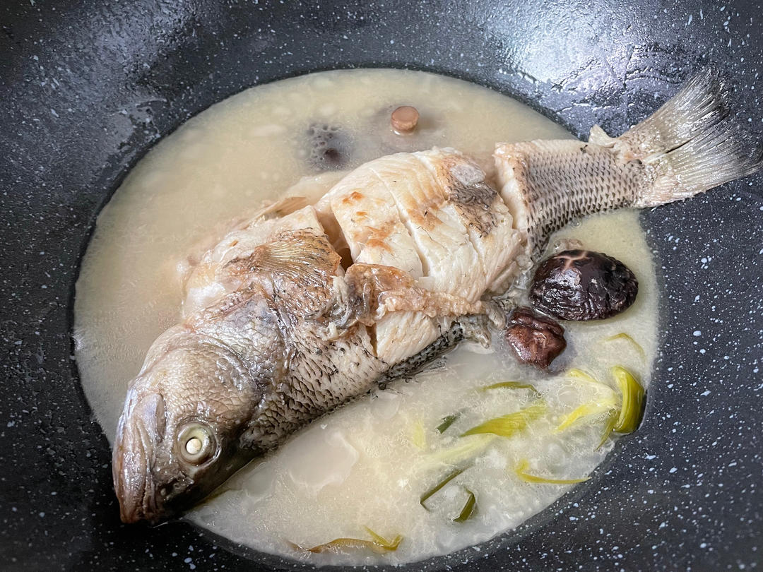 奶白鲈鱼汤
