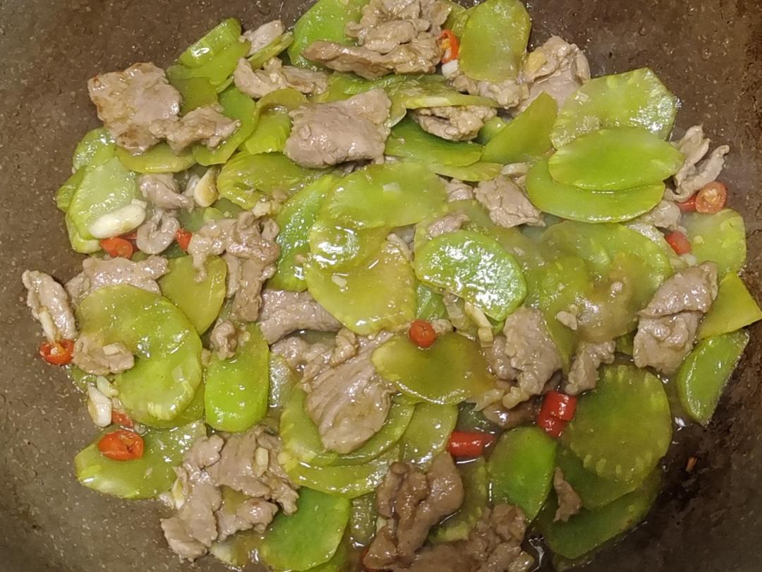 简单好吃下饭的莴笋炒肉来啦！