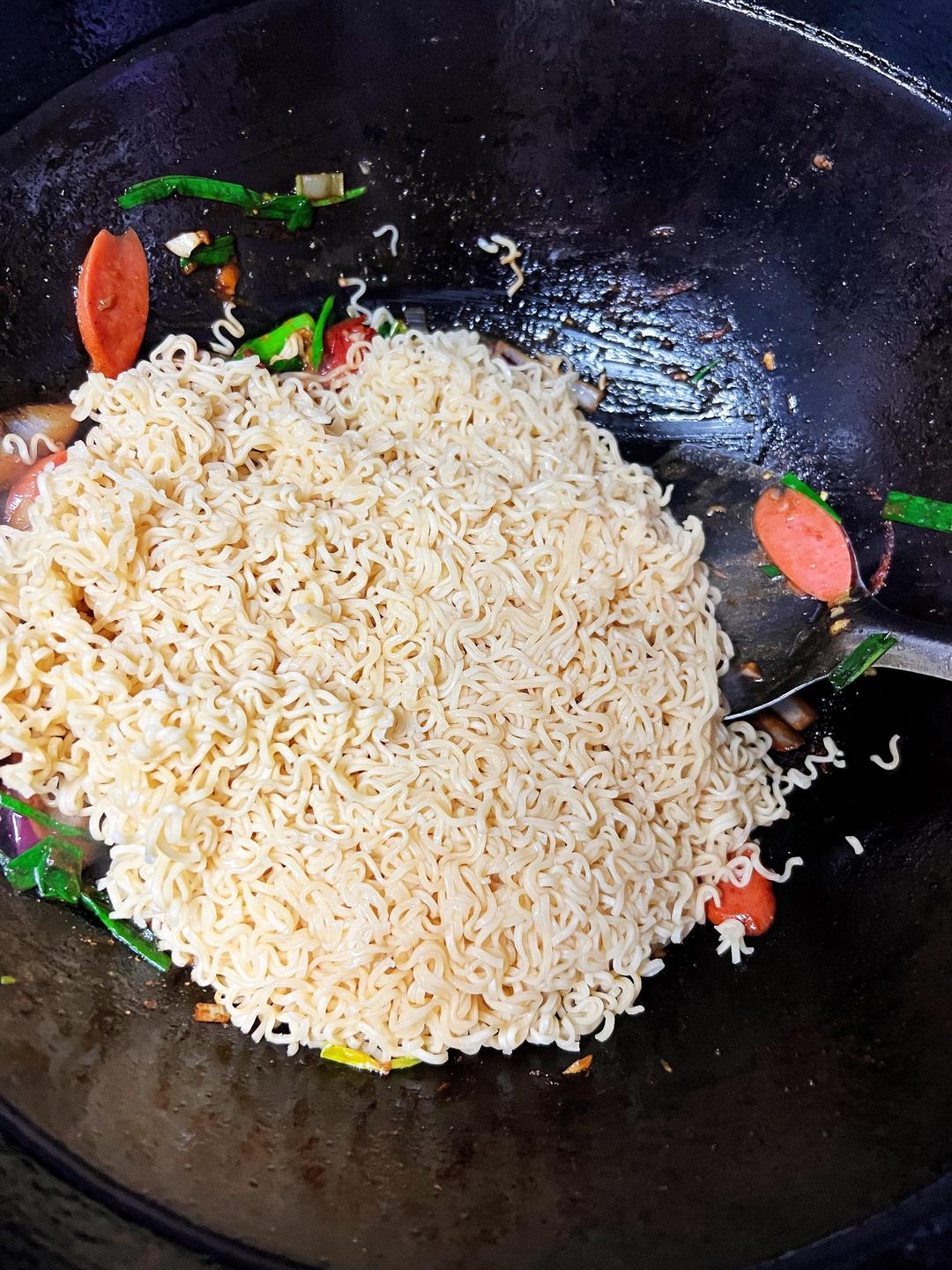 美味营养炒方便面的做法 步骤12