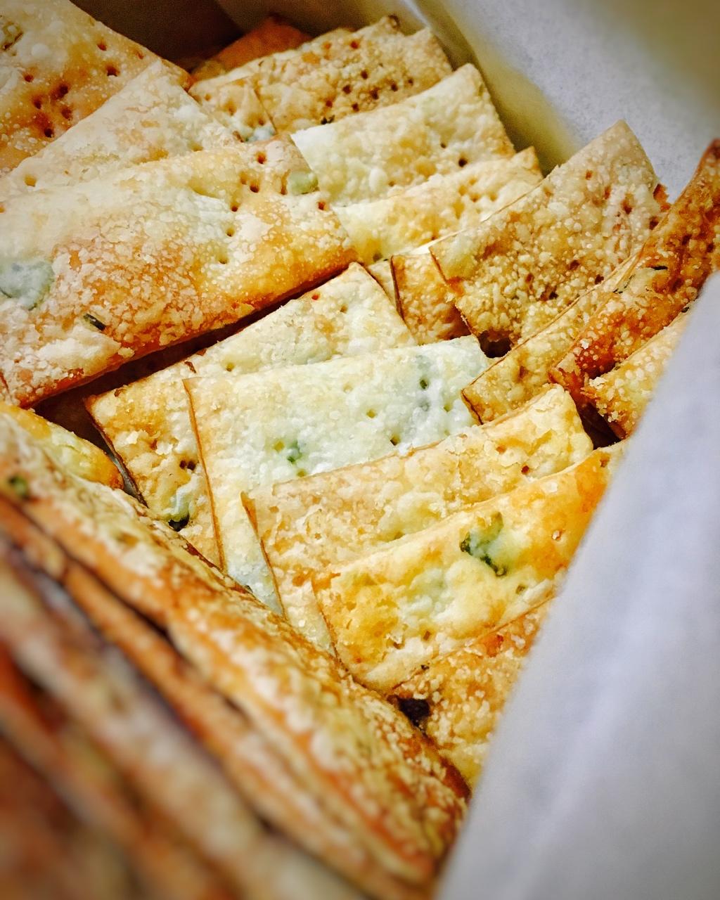 君之---纯天然打造的无比酥松---葱油香酥饼干（葱香苏打饼干）