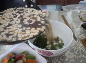 韭菜鸭血豆腐汤的做法 步骤4