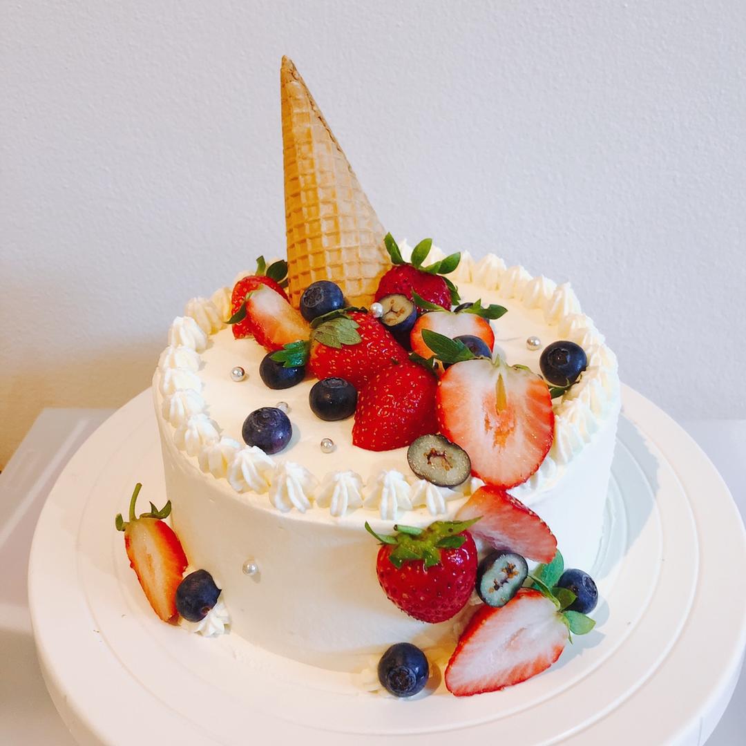 草莓装饰奶油蛋糕