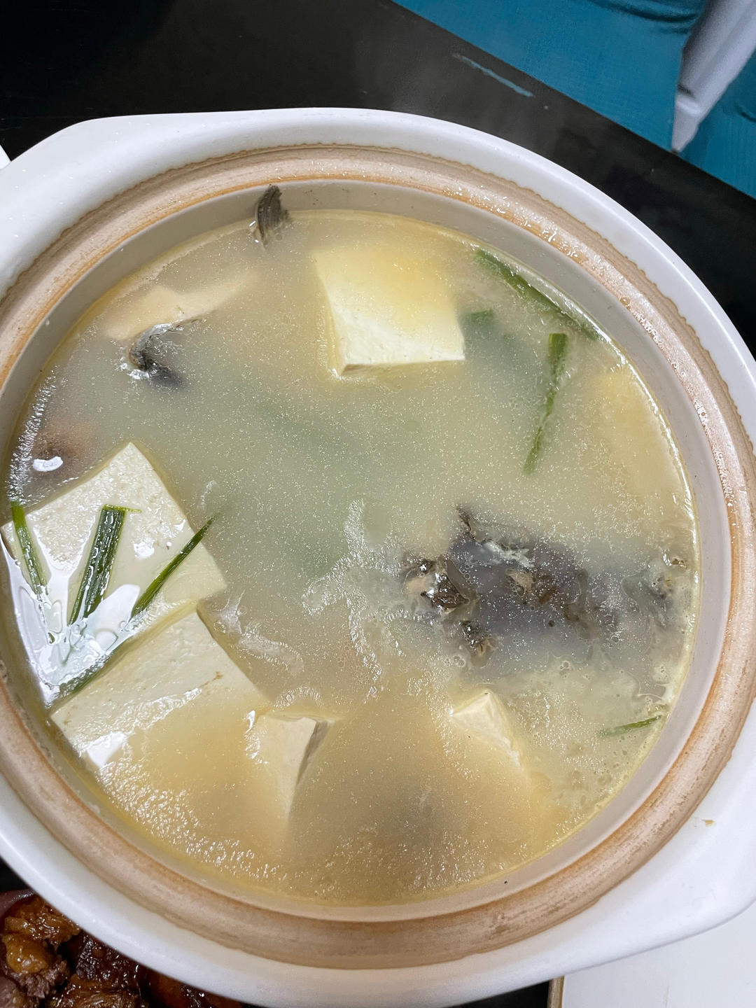 鱼头汤（鱼头豆腐时蔬汤、味鲜汤白有窍门)