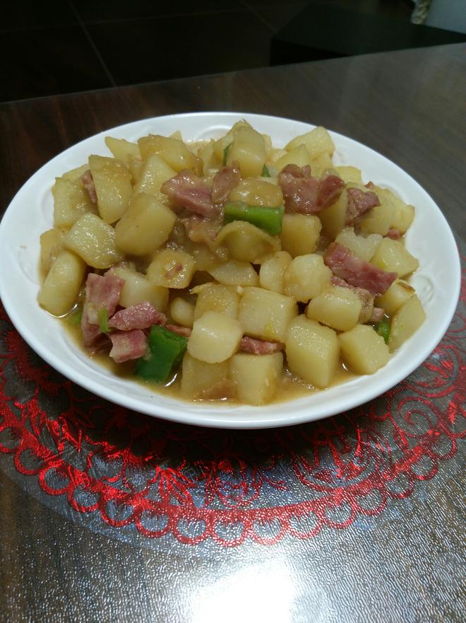 土豆炖腊肉的做法