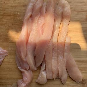 减脂必备❗️不腥不柴的鸡胸肉：青椒炒鸡丁的做法 步骤2