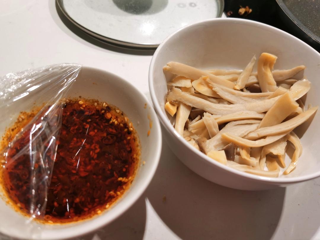 拌一盘光一盘‼️好吃到无法停下来的节奏😋😋凉拌平菇