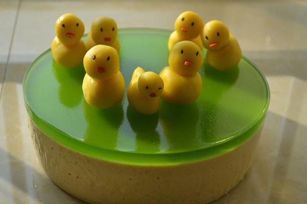 “小黄鸭”镜面抹茶芝士慕斯蛋糕