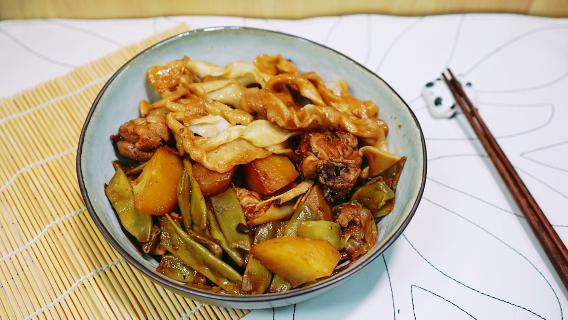 快手农家菜-鸡块豆角焖卷子（饺子皮消耗版）的做法