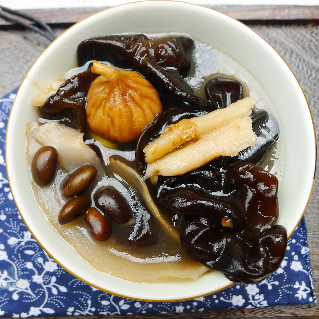 滋阴润燥汤《沙参玉竹黑豆黑木耳汤》适合全家饮用的做法