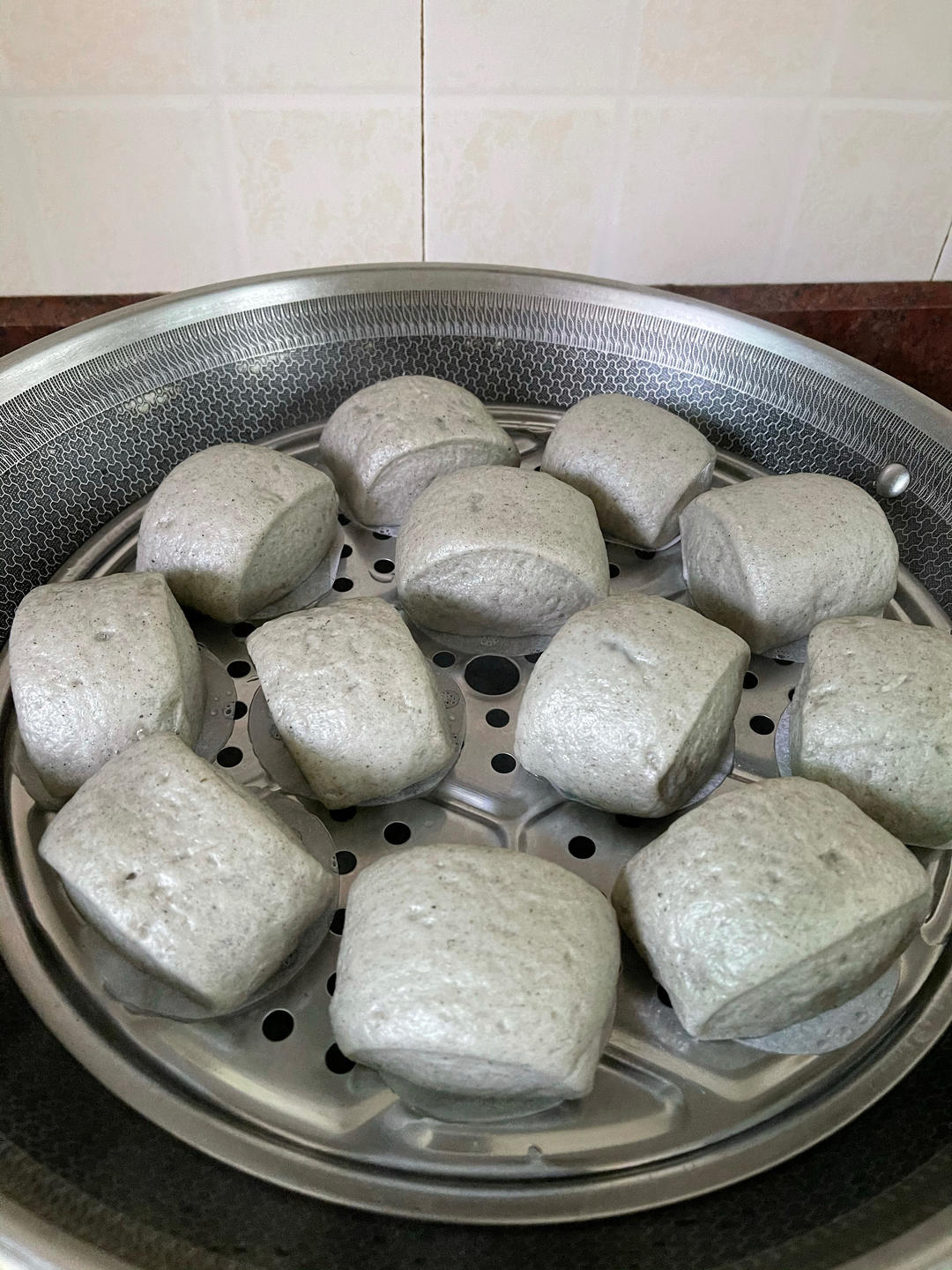 芝麻糊牛奶馒头，一口一个