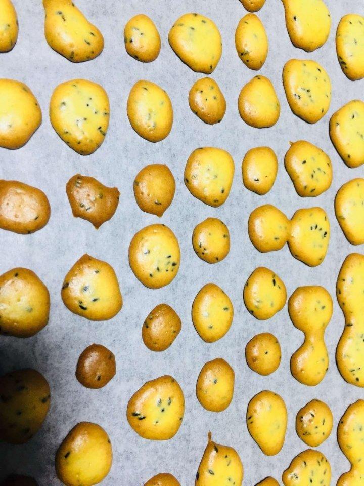 宝宝辅食：芝麻鸡蛋薄脆饼干